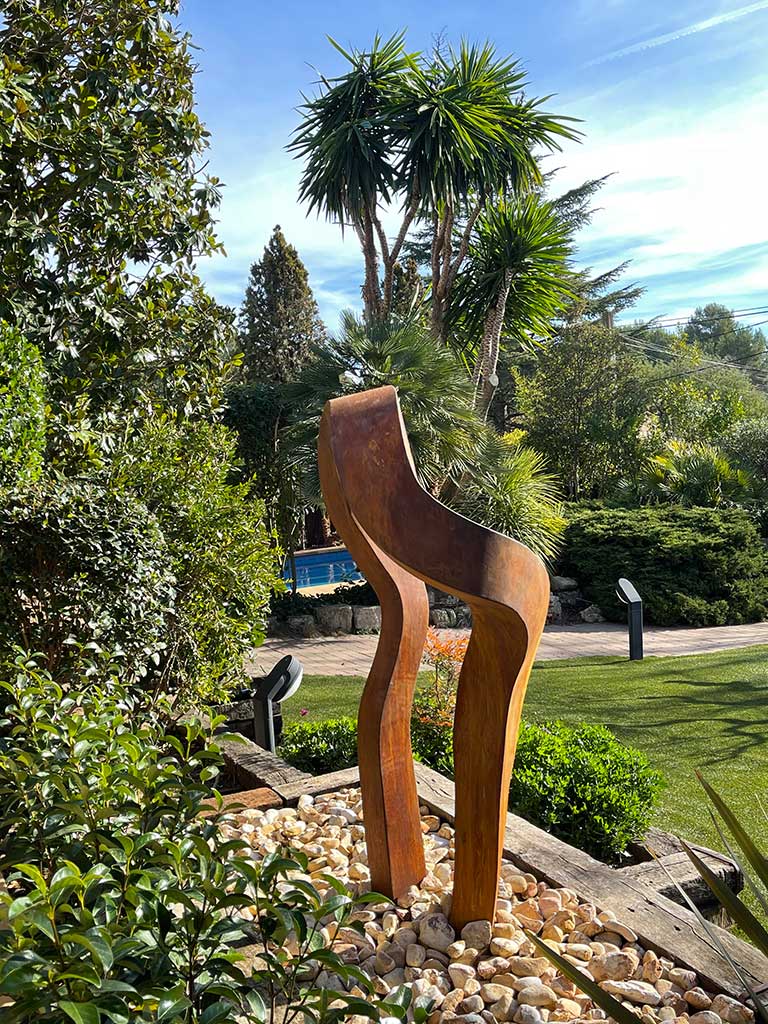 Escultura abstracta de acero para jardín de verano